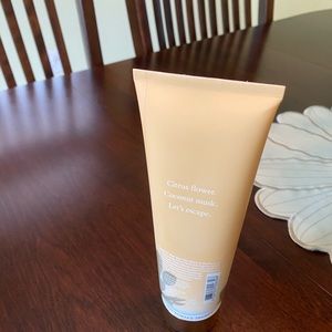 Hand creme-citrus flower-coconut musk.